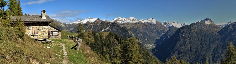 Dalla Baita 'Baitelli (1748 m) sul sent. 117 stupenda vista verso le cime orobiche dell'alta Val Brembana
